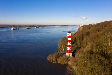 Luftaufnahme vom Leuchtturm Rissen Unterfeuer an der Elbe mit Blick zum Heizkraftwerk und...
