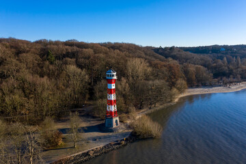 Luftaufnahme vom Leuchtturm Rissen Unterfeuer an der Elbe, Hamburg, Deutschland