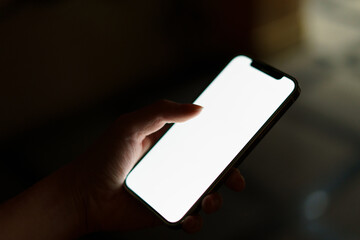 夜の街スマートフォンと手