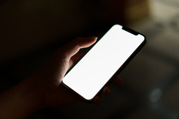 夜の街スマートフォンと手