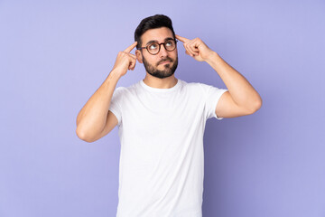 Naklejka premium Caucasian handsome man over isolated background having doubts and thinking