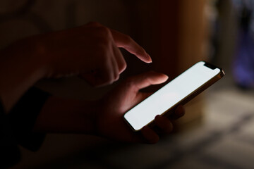 夜の街スマートフォンと手