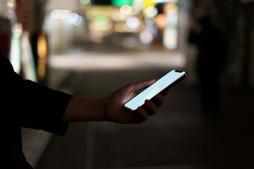夜の街スマートフォンと手