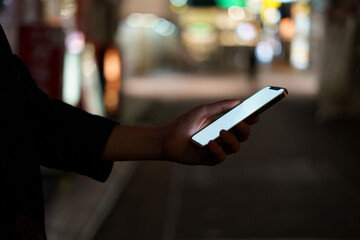 夜の街スマートフォンと手