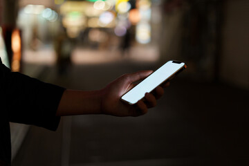 夜の街スマートフォンと手