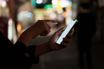 夜の街スマートフォンと手