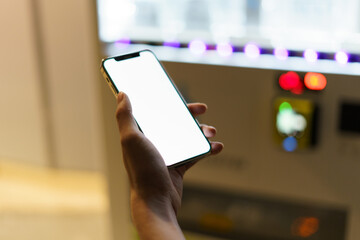 夜の街スマートフォンと手