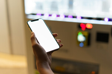 夜の街スマートフォンと手