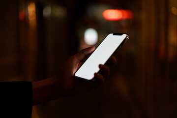 夜の街スマートフォンと手