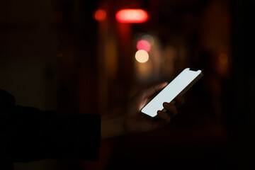 夜の街スマートフォンと手