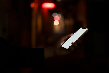 夜の街スマートフォンと手