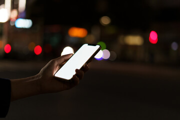 夜の街スマートフォンと手