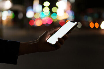 夜の街スマートフォンと手