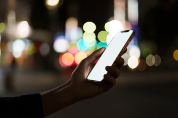 夜の街スマートフォンと手
