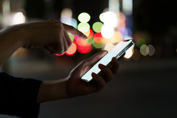夜の街スマートフォンと手
