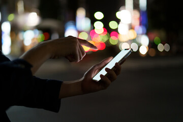 夜の街スマートフォンと手