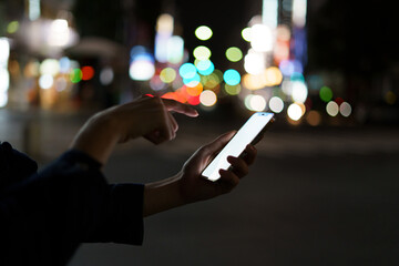 夜の街スマートフォンと手