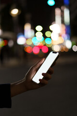 夜の街スマートフォンと手
