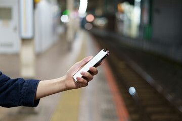 夜の街スマートフォンと手