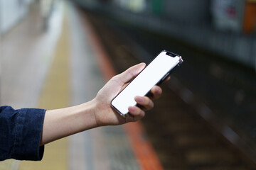 夜の街スマートフォンと手