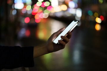 夜の街スマートフォンと手