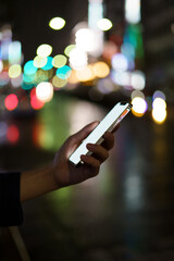 夜の街スマートフォンと手