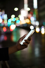 夜の街スマートフォンと手