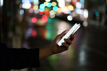 夜の街スマートフォンと手