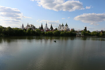 Fototapeta na wymiar view of the Izmailovsky kremlin across the lake moscow Russia summer
