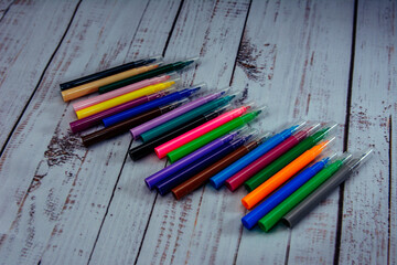 Obraz premium pencil, color, drawing, art, school, white, isolated, education, pen, pencils, colorful, red, green