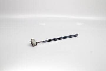 a mirror to see the teeth used by the dentist