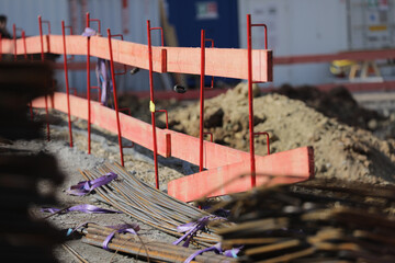 roter schutzzaun für eine baugrube auf einer baustelle