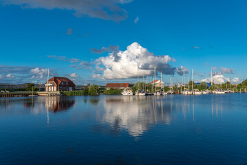 Obraz premium Landscape with sailing yachts on the river Harle in Harlesiel
