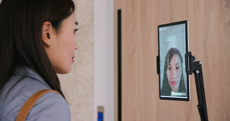 Fototapeta na wymiar face recognition to clock in