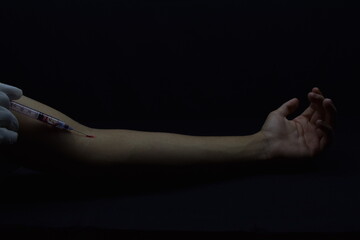 Persona inyect&aacute;ndose (enfoque &uacute;nico)