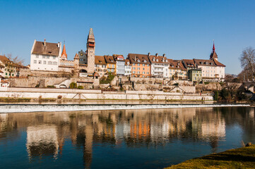 Fototapeta premium Bremgarten, Altstadt, Muri-Amthof, Reuss, Fluss, Altstadthäuser, Spittelturm, Eisenbahnbrücke, Reussufer, Aargau, Reusstal, Frühling, Winter, Schweiz