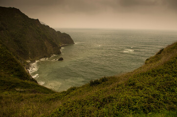 Mar en un día nublado