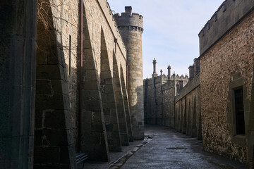 Obraz premium passage between the walls of the 19th century palace in Count Vorontsov in Alupka, Crimea