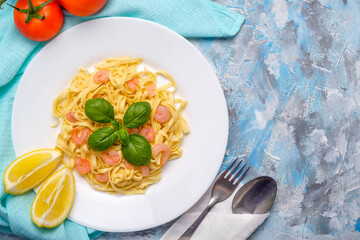 Pasta with shrimps, basil and tomatoes