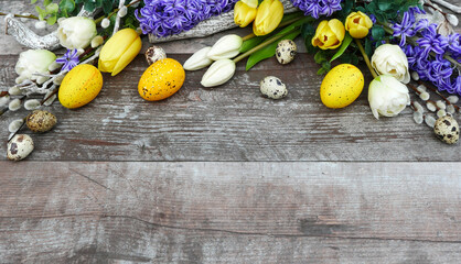 Osterhintergrund: Gelbe Ostereier mit Tulpen und Narzissen