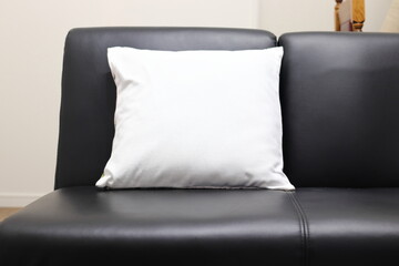 黒い革のソファーと白いクッション	