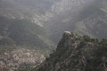 Fotografía de un paisaje montañoso en el que se ve un mirador