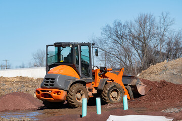 loading dravel with a tractor