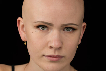 Obraz premium Young urban woman with blue eyes and a fair complexion poses for the camera.
