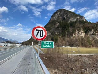Kufstein Bezirk - Schild zur Bezirksgrenze nach Schwaz auf einer Brücke über den Fluss Ziller bei Strass im Zillertal