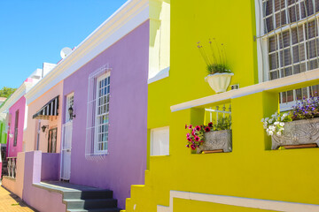 Naklejka premium Cape Town, South Africa - January 11, 2014: close up of colorful houses of Bo-Kaap, famous Malay Quarter is the Muslim Malay village. Bo-Kaap is the most colorful neighborhoods in Cape Town