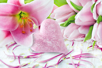 Tulpen und Lilien mit Herz