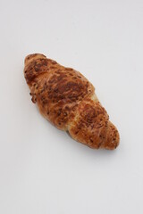 Croissant mit Käse und Schinken.