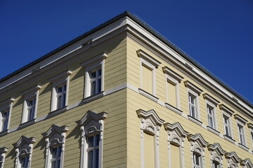Historisches Haus in Potsdam bei Sonnenschein und blauem Himmel