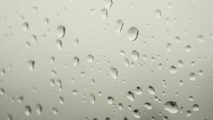빗방울이 맷힌 창문